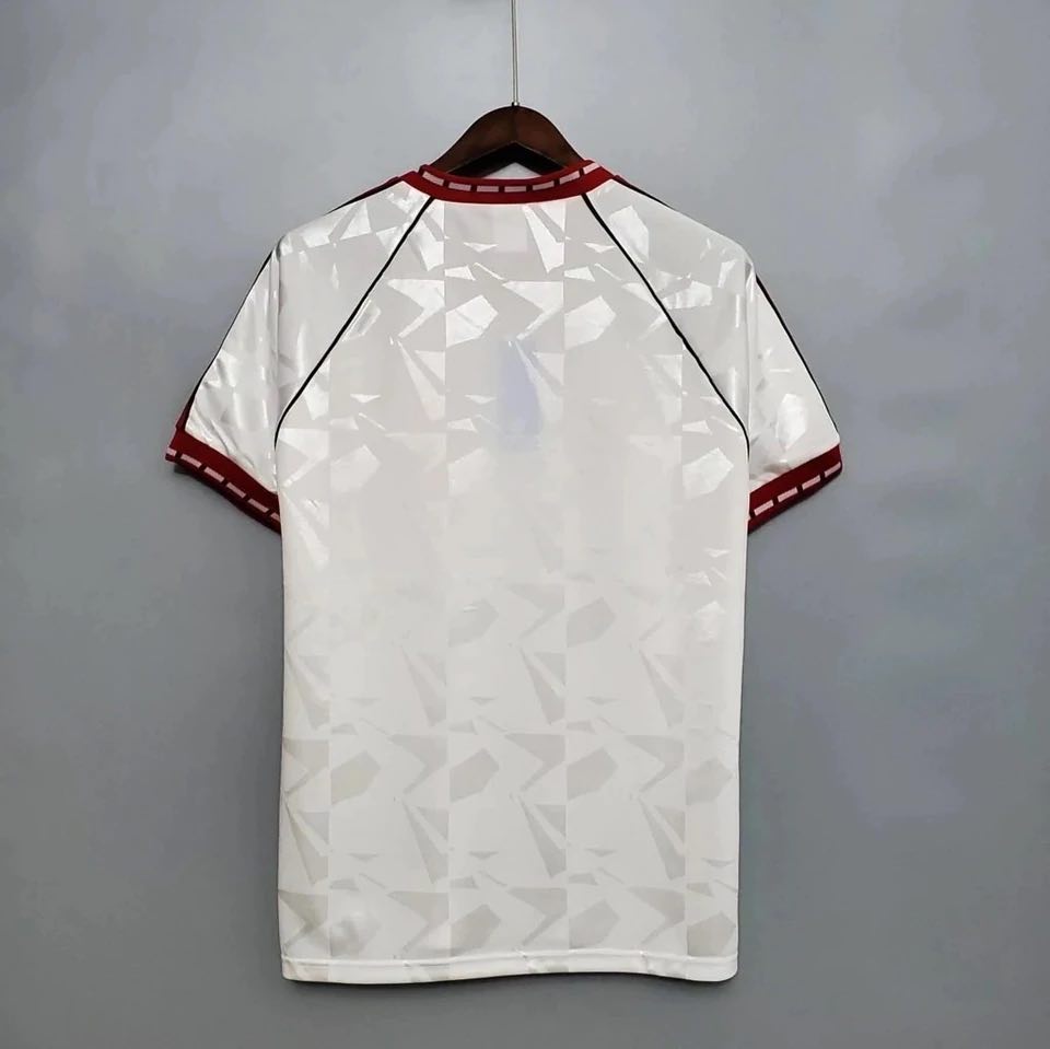 Manchester-United-1991-white-kit-European-Cup-Winners-Cup-final-Barcelona-01  –